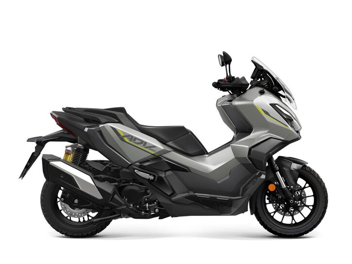 26YM 01 ADV350 SE Studio PEARL FALCON GRAY NHC61P aws 01