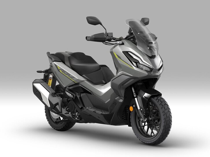 26YM 01 ADV350 SE Studio PEARL FALCON GRAY NHC61P aws 02