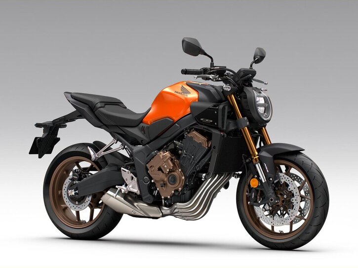 26YM 01 CB650R EClutch YR249C CandyEnergyOrange Studio aws 03