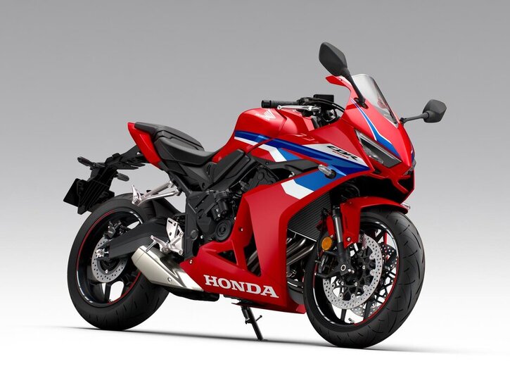 26YM 02 CBR650R EClutch R380 GrandPrixRed Studio aws 02