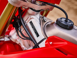 27YM CRF450R Extreme Red dam 025
